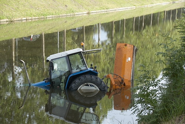 2010/236/GB 20100913 004 Voertuig te water Hoofdvaart Oost.jpg